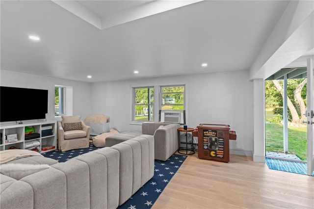 93 Riverside Drive, Wakefield, RI 02879