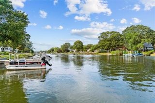 93 Riverside Drive, Wakefield, RI 02879