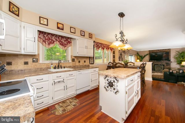 25 ACORN HILL DR, Voorhees, NJ 08043