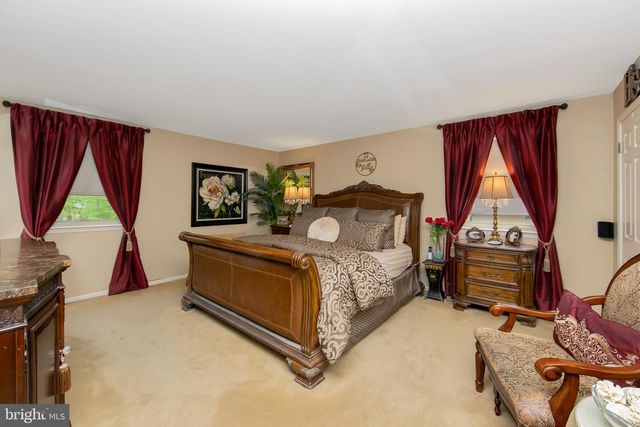 25 ACORN HILL DR, Voorhees, NJ 08043