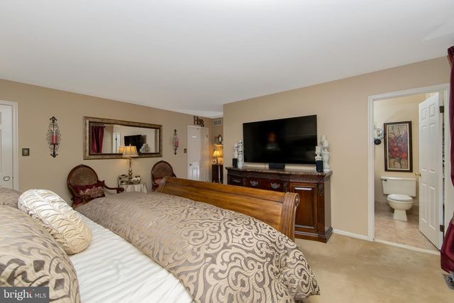 25 ACORN HILL DR, Voorhees, NJ 08043