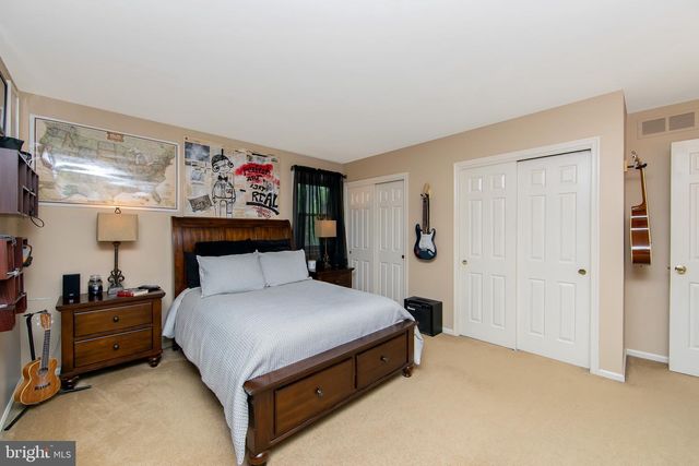 25 ACORN HILL DR, Voorhees, NJ 08043