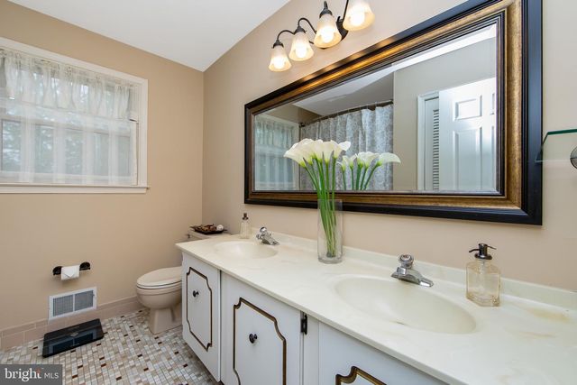 25 ACORN HILL DR, Voorhees, NJ 08043