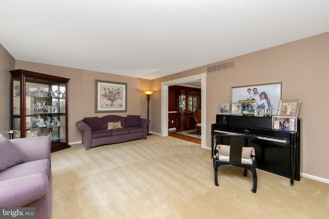 25 ACORN HILL DR, Voorhees, NJ 08043