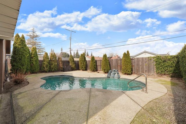 1525 W Vine St, Lodi, CA 95242