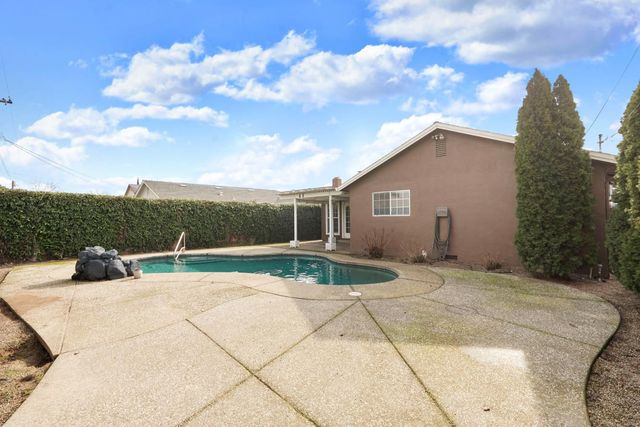 1525 W Vine St, Lodi, CA 95242