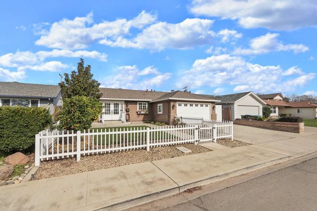 1525 W Vine St, Lodi, CA 95242