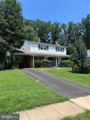 6915 SYDENSTRICKER RD, Springfield, VA 22152