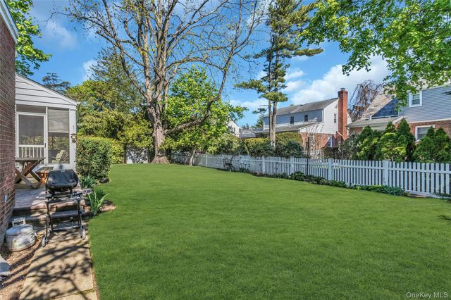 231 Sydney Avenue, Malverne, NY 11565