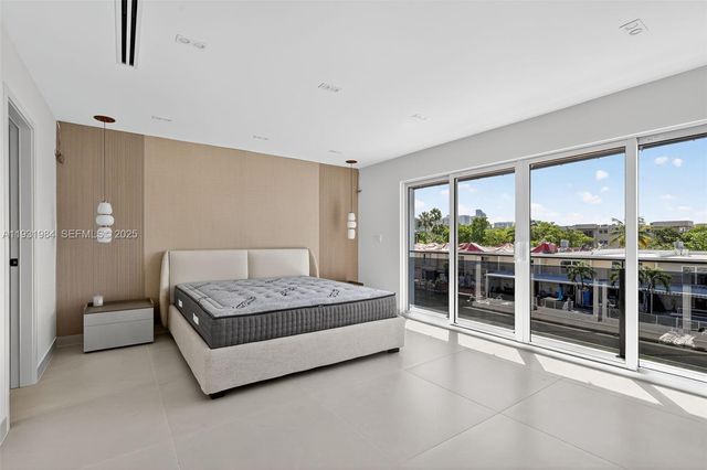 3830 NE 171st St, North Miami Beach, FL 33160