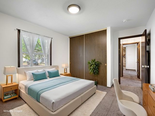 4954 Grenwich Trail N, Oakdale, MN 55128