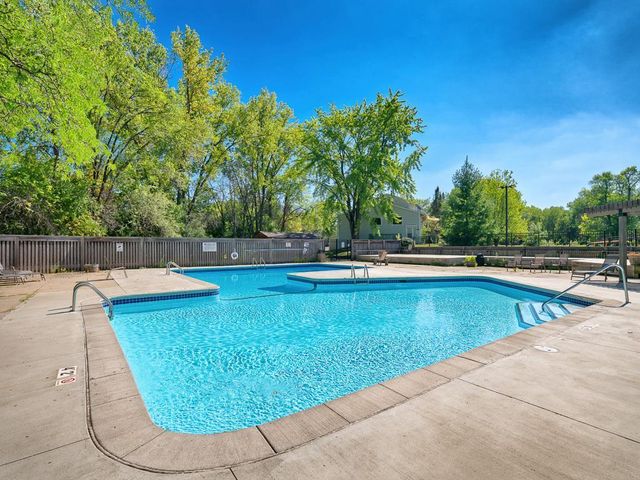 4954 Grenwich Trail N, Oakdale, MN 55128