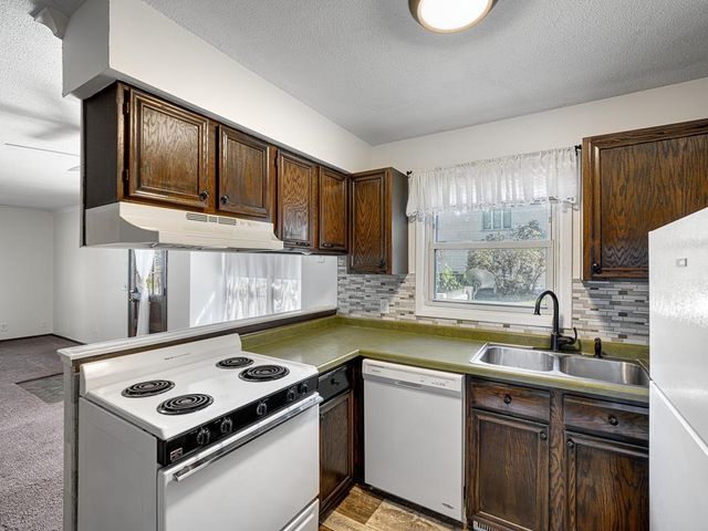 4954 Grenwich Trail N, Oakdale, MN 55128