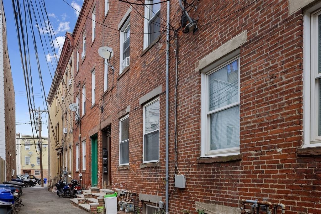 3 Wilbur Ct, Boston, MA 02128