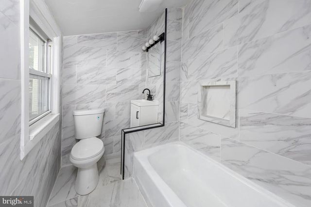 11 W WASHINGTON ST, Paulsboro, NJ 08066