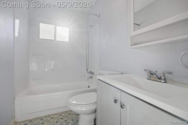 19054 E Thirteen Mile Road, Roseville, MI 48066