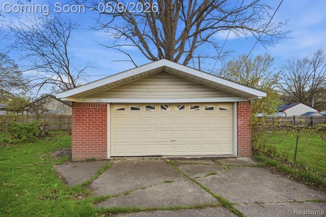 19054 E Thirteen Mile Road, Roseville, MI 48066