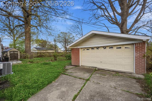 19054 E Thirteen Mile Road, Roseville, MI 48066