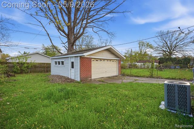 19054 E Thirteen Mile Road, Roseville, MI 48066