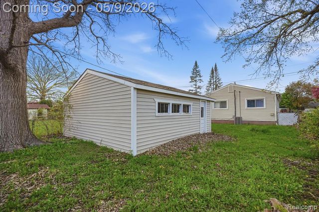 19054 E Thirteen Mile Road, Roseville, MI 48066