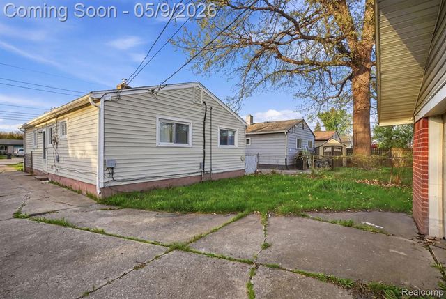 19054 E Thirteen Mile Road, Roseville, MI 48066