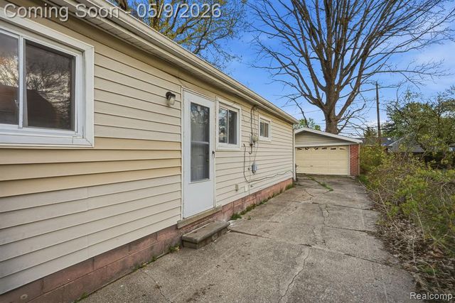 19054 E Thirteen Mile Road, Roseville, MI 48066