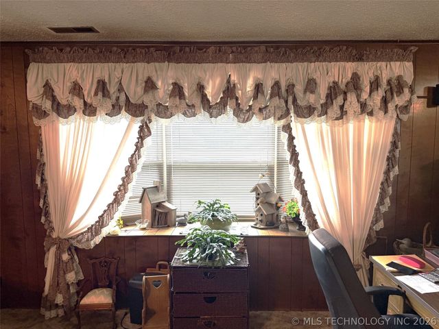 29663 S 225 Road, Henryetta, OK 74437