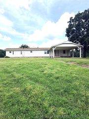29663 S 225 Road, Henryetta, OK 74437