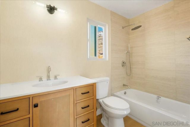 9559 Chestnut St, Spring Valley, CA 91977