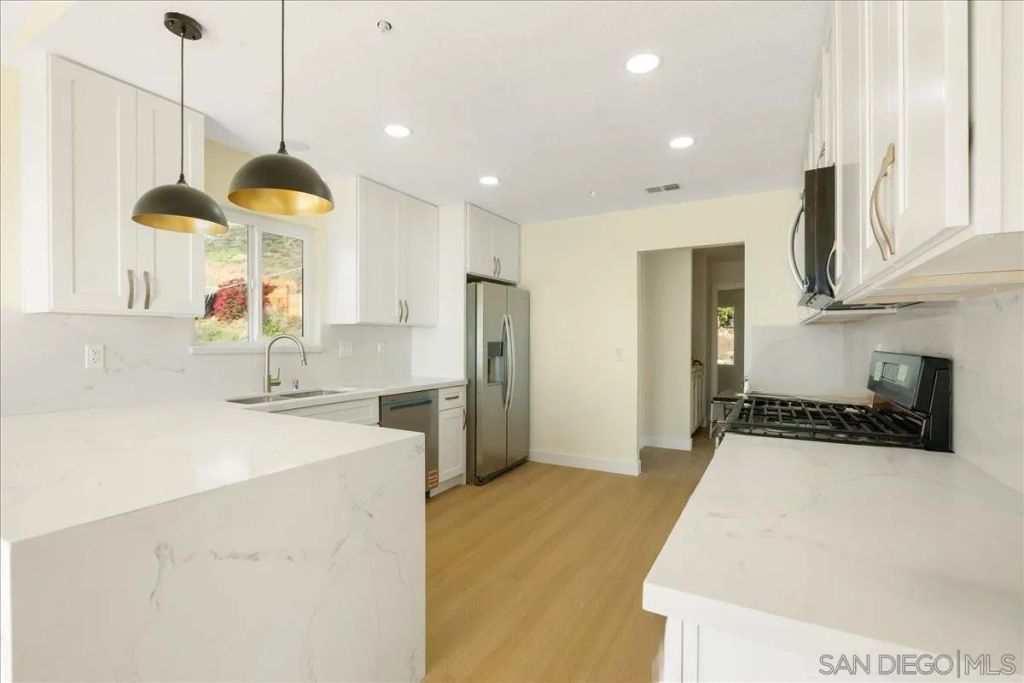 9559 Chestnut St, Spring Valley, CA 91977