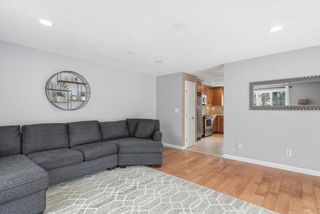 18 Carriage Ct 18, Merrimac, MA 01860