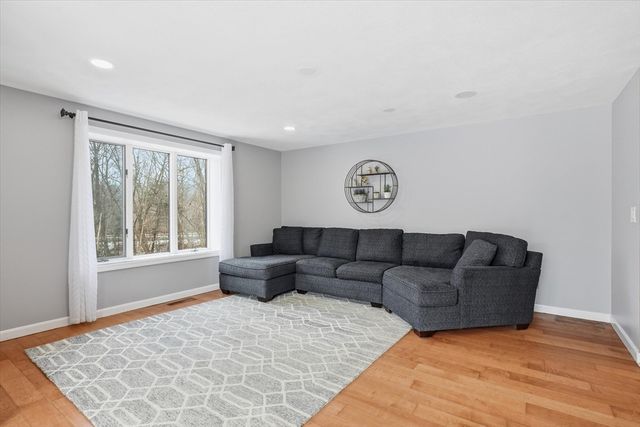 18 Carriage Ct 18, Merrimac, MA 01860