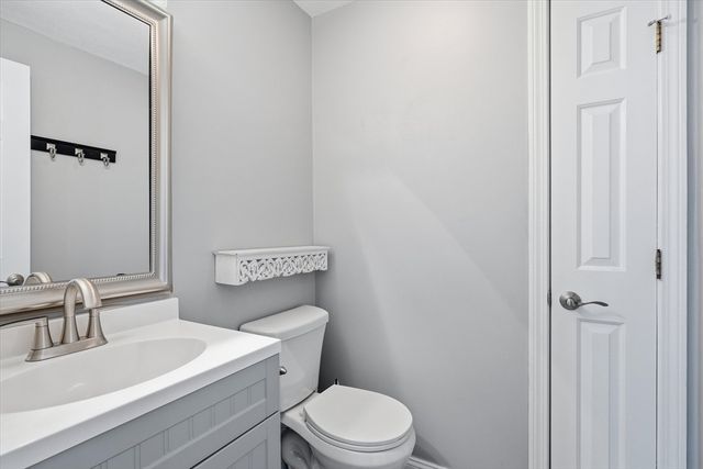 18 Carriage Ct 18, Merrimac, MA 01860