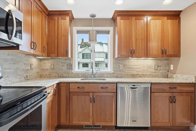 18 Carriage Ct 18, Merrimac, MA 01860