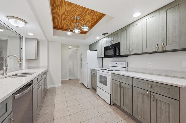 31 W Coconut Drive, Lake Worth, FL 33467