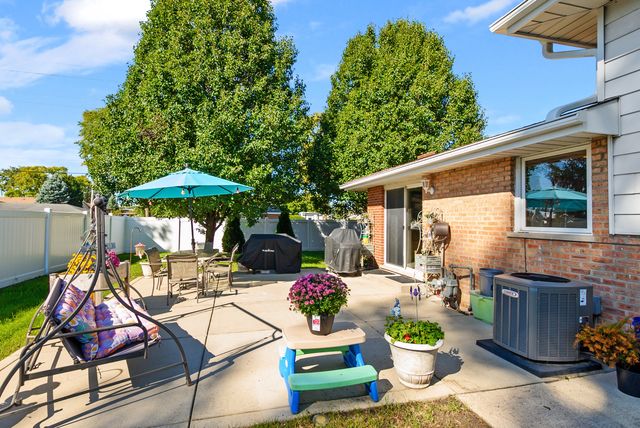 8301 Narragansett Avenue, Burbank, IL 60459