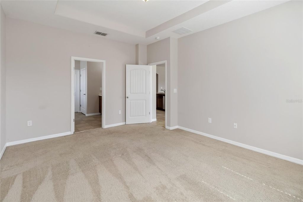 Image 15 of property listing at 1972 BEACON LANDING CIRCLE, Orlando, FL 32824