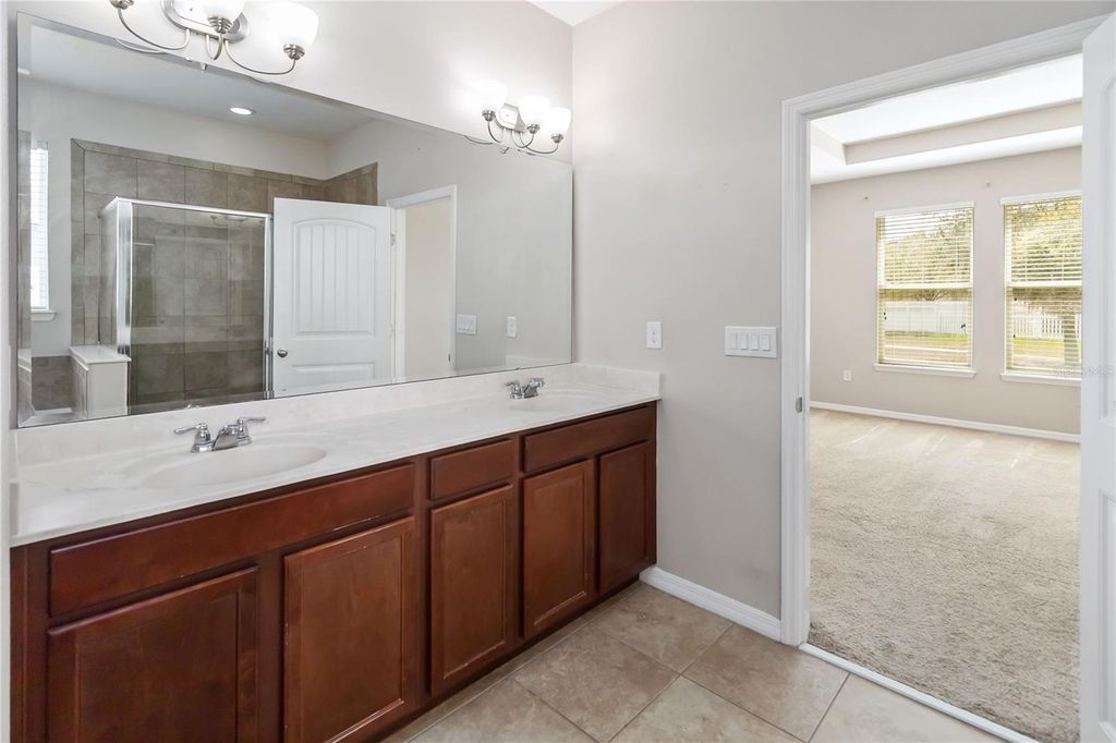 Image 16 of property listing at 1972 BEACON LANDING CIRCLE, Orlando, FL 32824