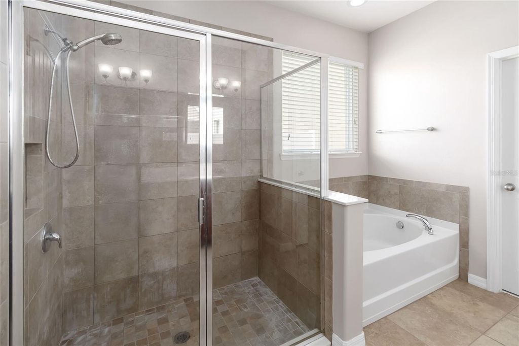 Image 18 of property listing at 1972 BEACON LANDING CIRCLE, Orlando, FL 32824