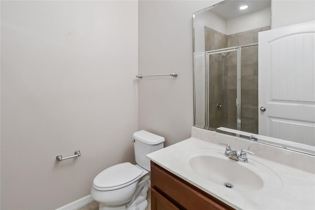 Image 22 of property listing at 1972 BEACON LANDING CIRCLE, Orlando, FL 32824