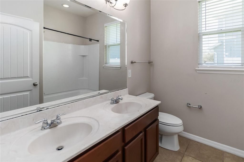 Image 27 of property listing at 1972 BEACON LANDING CIRCLE, Orlando, FL 32824