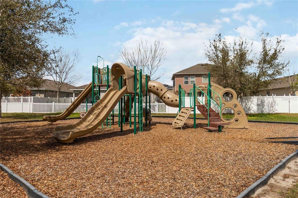 Image 33 of property listing at 1972 BEACON LANDING CIRCLE, Orlando, FL 32824