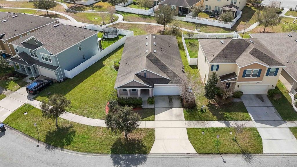 Image 34 of property listing at 1972 BEACON LANDING CIRCLE, Orlando, FL 32824