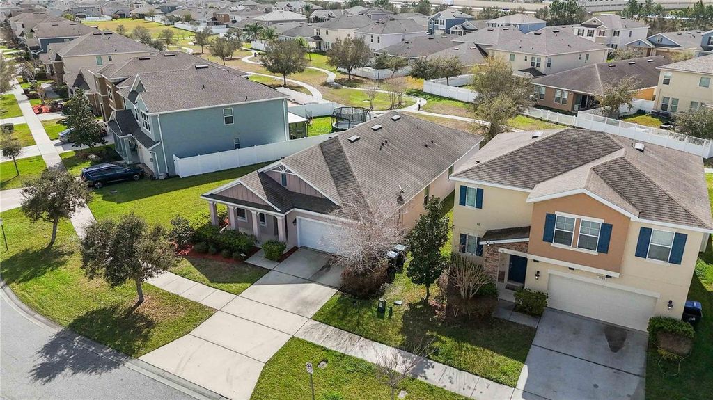 Image 35 of property listing at 1972 BEACON LANDING CIRCLE, Orlando, FL 32824