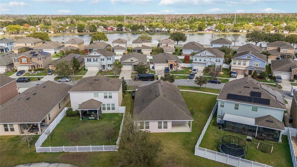 Image 37 of property listing at 1972 BEACON LANDING CIRCLE, Orlando, FL 32824