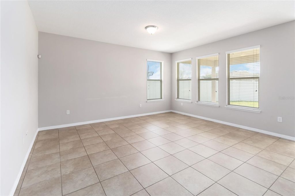 Image 5 of property listing at 1972 BEACON LANDING CIRCLE, Orlando, FL 32824