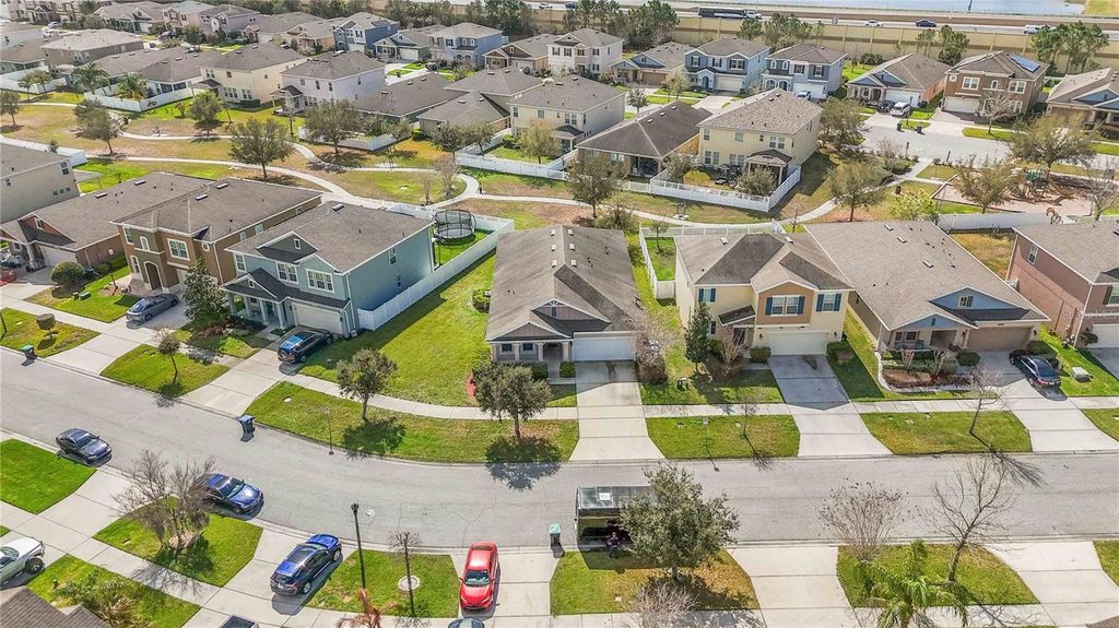 Image 44 of property listing at 1972 BEACON LANDING CIRCLE, Orlando, FL 32824