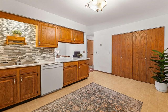 49 UNIVERSITY DRIVE, Fond Du Lac, WI 54935