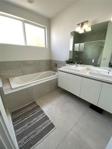 10241 NW 71st Ter, Doral, FL 33178