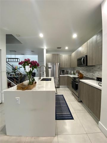 10241 NW 71st Ter, Doral, FL 33178